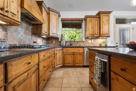 Kitchen - 882 S Sego Lily Way, Mapleton, UT 84664 photo 3 of 3