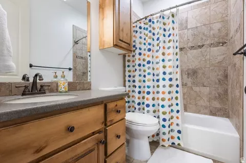 Bath - 882 S Sego Lily Way, Mapleton, UT 84664 photo 1 of 2