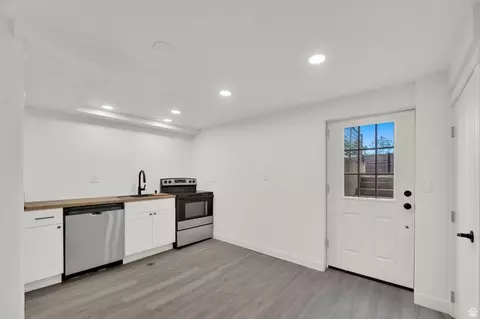 Kitchen - 521 E 8045 S, Sandy, UT 84070 photo 4 of 5