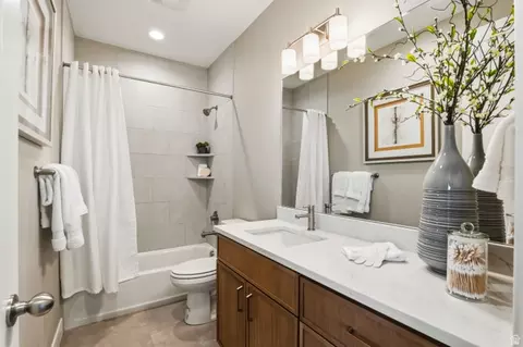 Bath - 796 E Ridge View Dr, Salem, UT 84653 photo 3 of 3