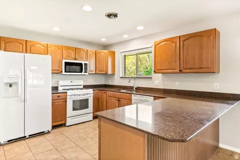 Kitchen - 7985 S Coolidge St, Midvale, UT 84047 photo 3 of 4