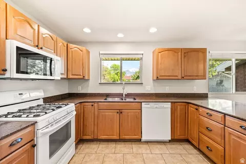 Kitchen - 7985 S Coolidge St, Midvale, UT 84047 photo 4 of 4