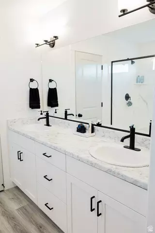 Bath - 582 S Lakeside Dr, Franklin, ID 83237 photo 4 of 11