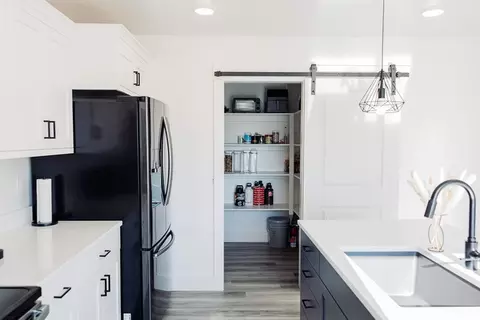 Kitchen - 582 S Lakeside Dr, Franklin, ID 83237 photo 5 of 6