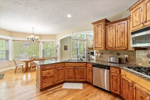 Kitchen - 316 E Azure Cir S, Draper, UT 84020 photo 3 of 5