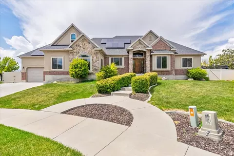 Exterior - 316 E Azure Cir S, Draper, UT 84020 photo 3 of 8