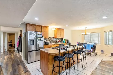 Kitchen - 316 E Azure Cir S, Draper, UT 84020 photo 4 of 5
