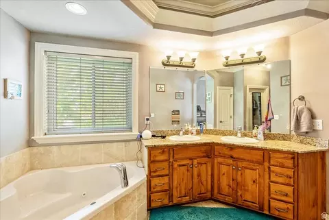 Bath - 316 E Azure Cir S, Draper, UT 84020 photo 2 of 5