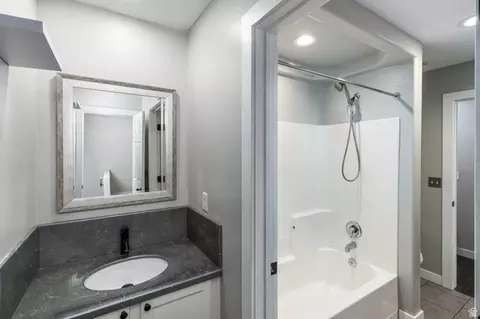 Bath - 182 E Daisyfield Dr, Draper, UT 84020 photo 2 of 4