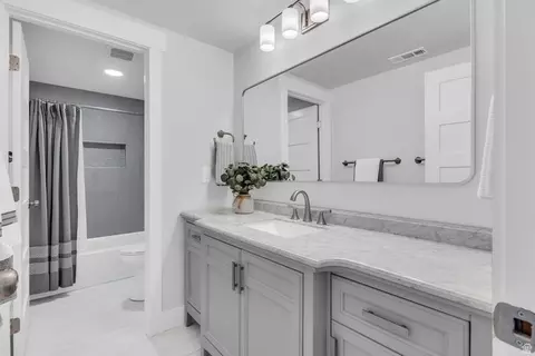 Bath - 2466 E Lone Hill Dr, Draper, UT 84020 photo 5 of 5