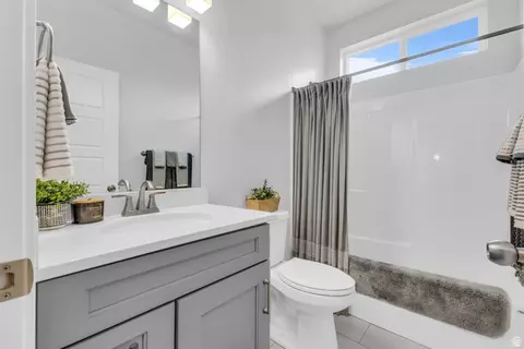 Bath - 2466 E Lone Hill Dr, Draper, UT 84020 photo 3 of 5