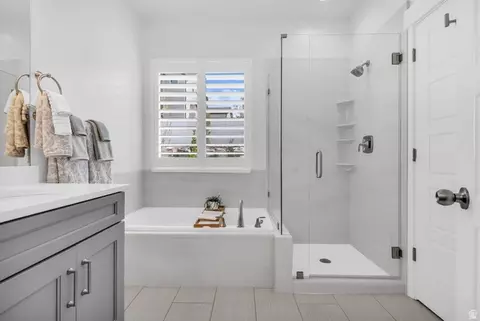 Bath - 2466 E Lone Hill Dr, Draper, UT 84020 photo 2 of 5