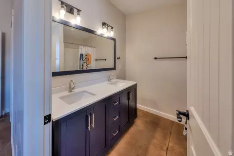 Bath - 69 N Mount Peale Dr, Moab, UT 84532 photo 1 of 1