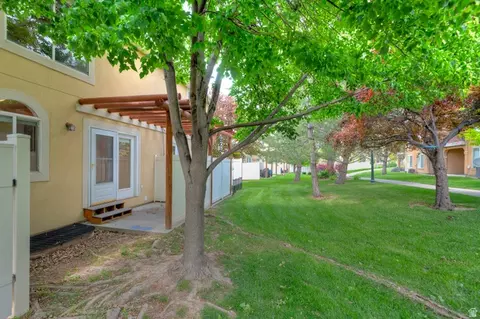 Exterior - 9485 S Fairway View Dr, Sandy, UT 84070 photo 5 of 8