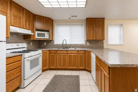 Kitchen - 1075 Double Eagle Cir, Preston, ID 83263 photo 5 of 5