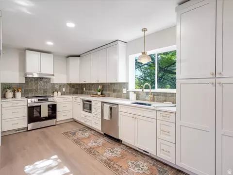 Kitchen - 4600 S Creekview Dr, Murray, UT 84107 photo 2 of 4