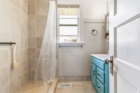 Bath - 286 N State St E, Fairview, UT 84629 photo 1 of 3