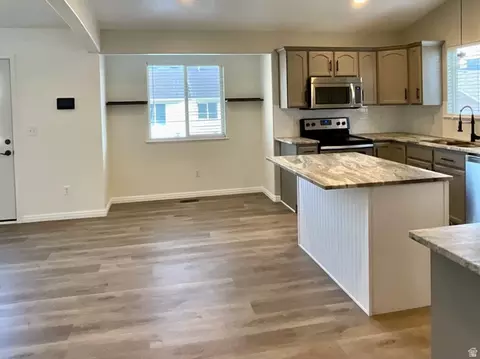 Kitchen - 4588 Evans Dr S, Eagle Mountain, UT 84005 photo 4 of 6