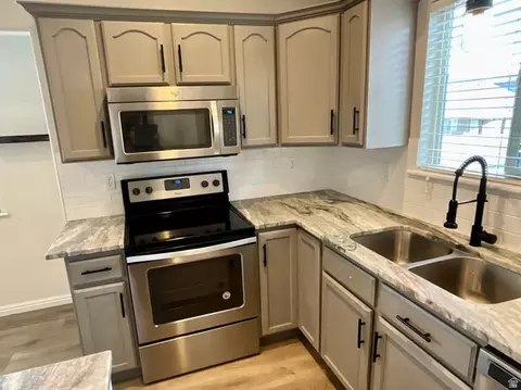 Kitchen - 4588 Evans Dr S, Eagle Mountain, UT 84005 photo 3 of 6