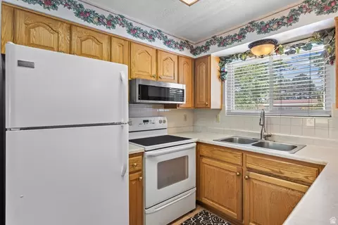 Kitchen - 867 E 7905 S, Sandy, UT 84094 photo 3 of 4
