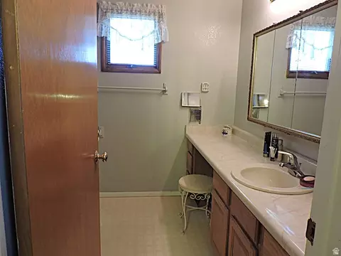 Bath - 33 W 100 S, Delta, UT 84624 photo 2 of 4