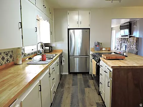 Kitchen - 33 W 100 S, Delta, UT 84624 photo 4 of 7