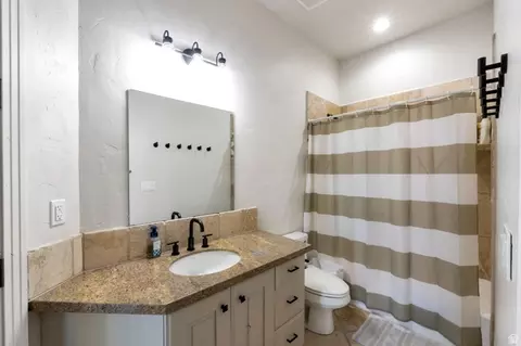 Bath - 513 E Southfork Dr, Draper, UT 84020 photo 5 of 11