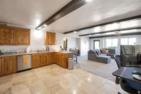 Kitchen - 513 E Southfork Dr, Draper, UT 84020 photo 4 of 7