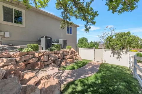 Exterior - 513 E Southfork Dr, Draper, UT 84020 photo 7 of 11