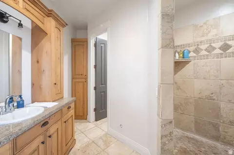 Bath - 513 E Southfork Dr, Draper, UT 84020 photo 6 of 11