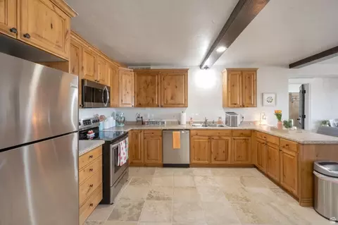 Kitchen - 513 E Southfork Dr, Draper, UT 84020 photo 6 of 7