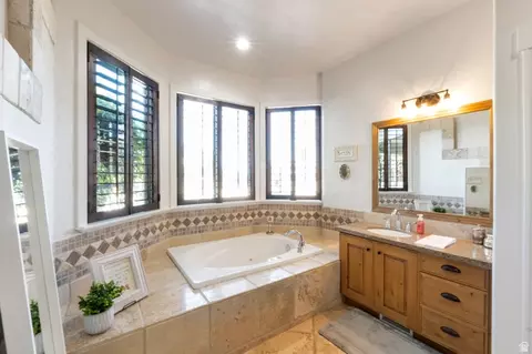 Bath - 513 E Southfork Dr, Draper, UT 84020 photo 9 of 11