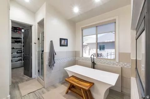Bath - 513 E Southfork Dr, Draper, UT 84020 photo 2 of 11