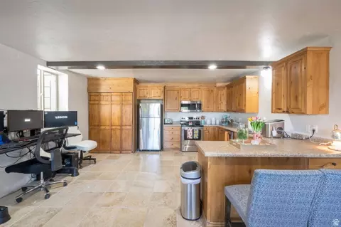Kitchen - 513 E Southfork Dr, Draper, UT 84020 photo 5 of 7