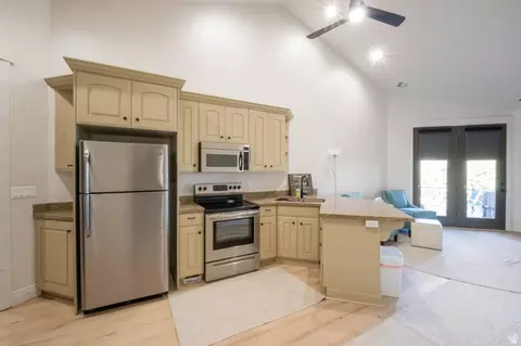Kitchen - 513 E Southfork Dr, Draper, UT 84020 photo 3 of 7