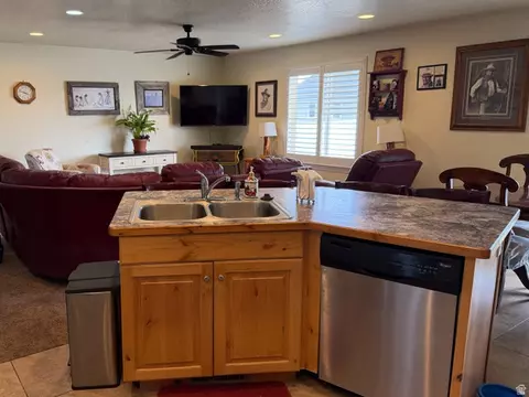 Kitchen - 1789 S 190 E, Roosevelt, UT 84066 photo 2 of 5