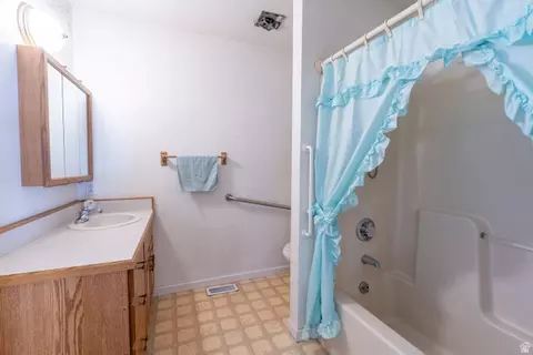 Bath - 1225 Boulder Ave, Moab, UT 84532 photo 1 of 3