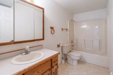 Bath - 1225 Boulder Ave, Moab, UT 84532 photo 3 of 3