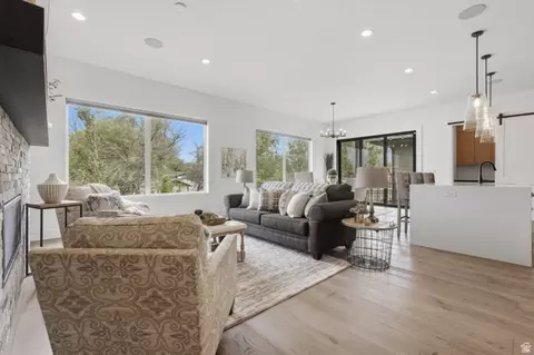 Living - 653 E Vandalay Ln, Draper, UT 84020 photo 1 of 5