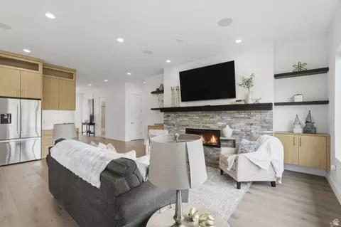 Living - 653 E Vandalay Ln, Draper, UT 84020 photo 3 of 5