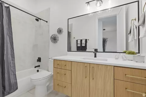 Bath - 653 E Vandalay Ln, Draper, UT 84020 photo 2 of 4