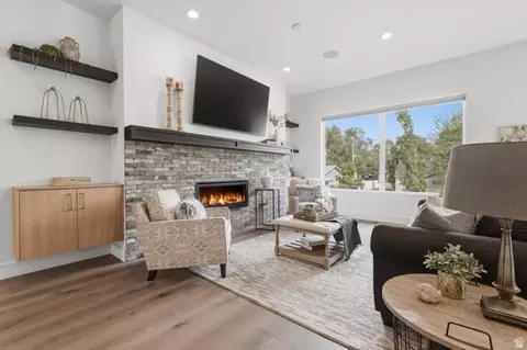 Living - 653 E Vandalay Ln, Draper, UT 84020 photo 2 of 5
