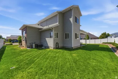 Exterior - 914 N 400 W, Centerville, UT 84014 photo 4 of 6