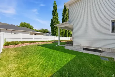 Exterior - 914 N 400 W, Centerville, UT 84014 photo 6 of 6