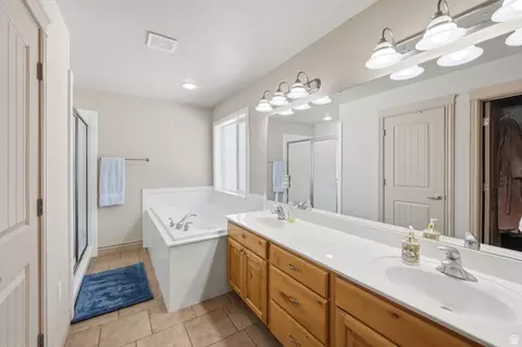 Bath - 914 N 400 W, Centerville, UT 84014 photo 2 of 4