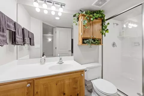 Bath - 914 N 400 W, Centerville, UT 84014 photo 3 of 4