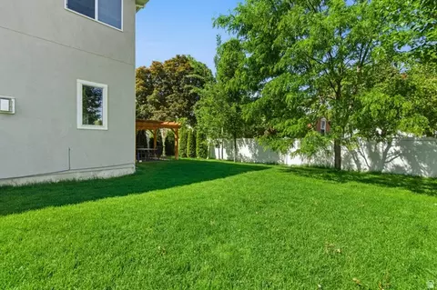 Exterior - 465 E Windy Garden Ln S, Millcreek, UT 84107 photo 6 of 7