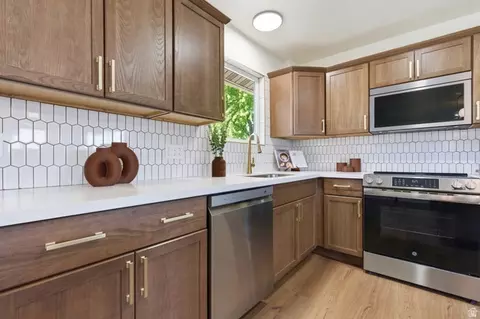 Kitchen - 370 E 9400 S, Sandy, UT 84070 photo 2 of 2