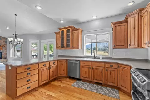 Kitchen - 1501 W Elk Cir, Mapleton, UT 84664 photo 2 of 3