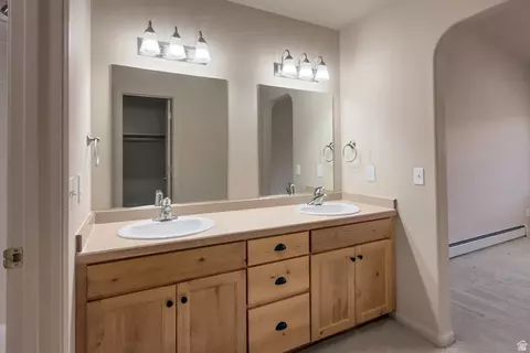 Bath - 687 W Hale Ave, Moab, UT 84532 photo 2 of 5